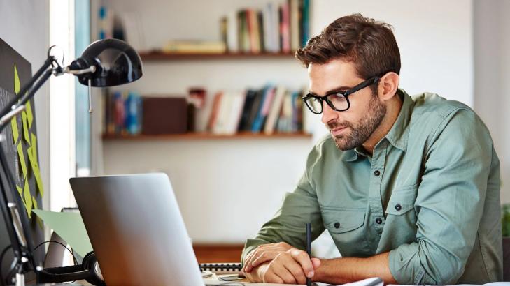 How Do Experienced People Know What to Focus on?